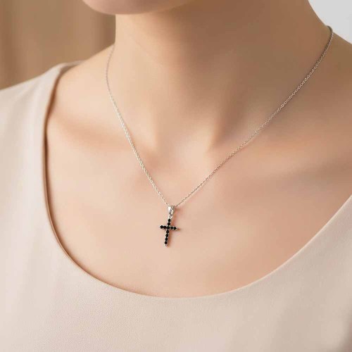 Kereszt medál fekete gyémántokkal, fehéraranyból