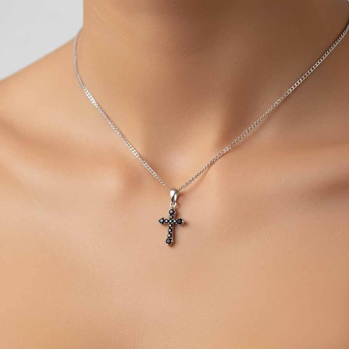 Kereszt medál fekete gyémántokkal, fehéraranyból