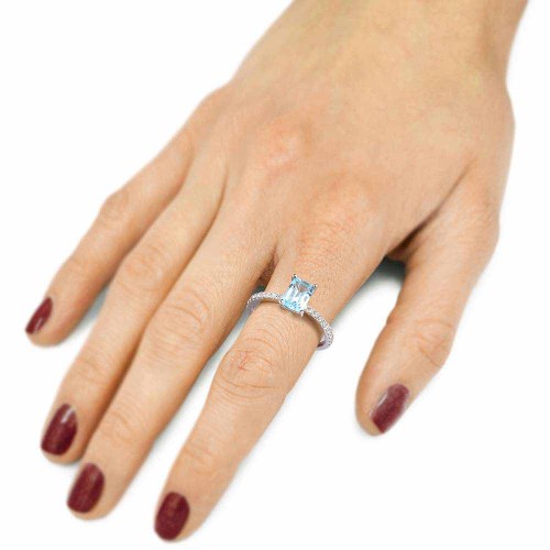 Topáz gyűrű oldalt gyémántokkal