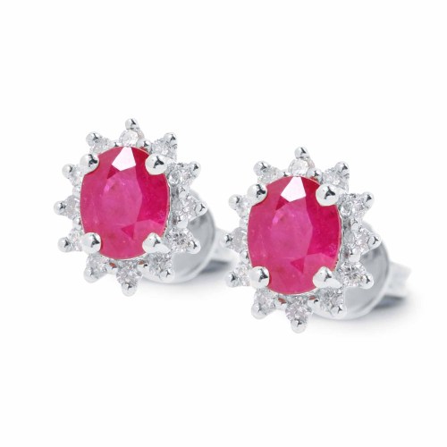 Ovális rubin fülbevaló gyémántokkal