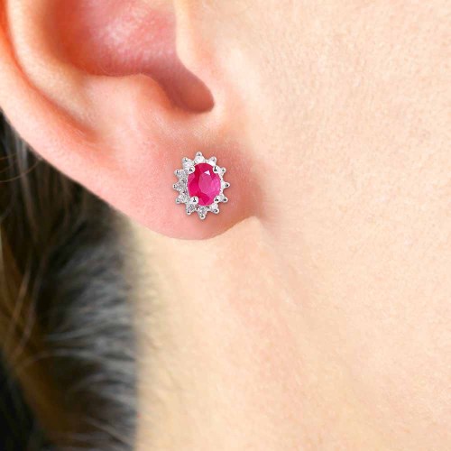 Ovális rubin fülbevaló gyémántokkal