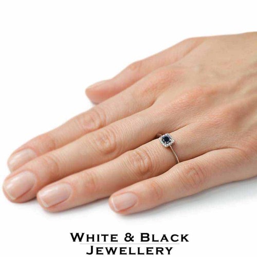 Fehér és fekete gyémánt gyűrű