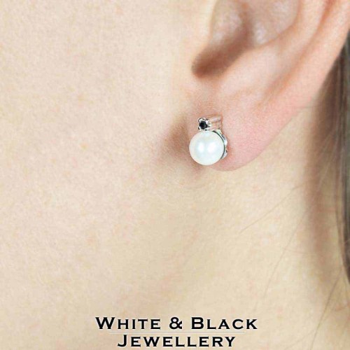 Gyöngy fülbevaló fekete gyémántokkal, fehérarany, betűzős