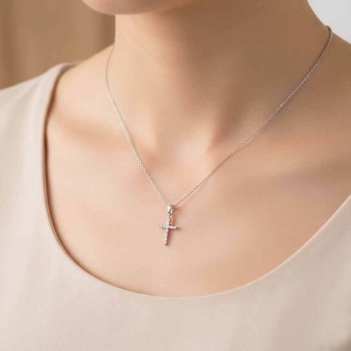 Kereszt medál gyémántokkal, fehéraranyból