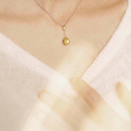 Sárga gyémánt nyakék gyönggyel