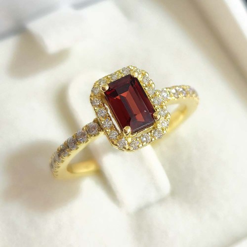 Gránát köves gyűrű gyémántokkal